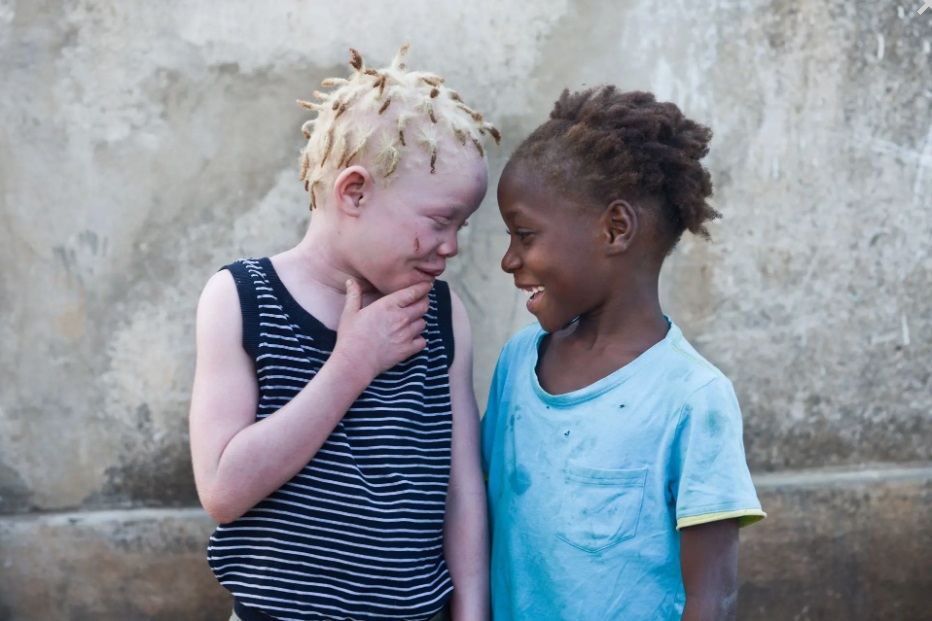 The mural is based on this photograph of Josina (left) with her niece, Luisa. “She is my best friend,” said Josina. “She is always asking if I’m ok, she helps me read after school and she looks after me.” © 2018 Samer Muscati for Human Rights Watch.